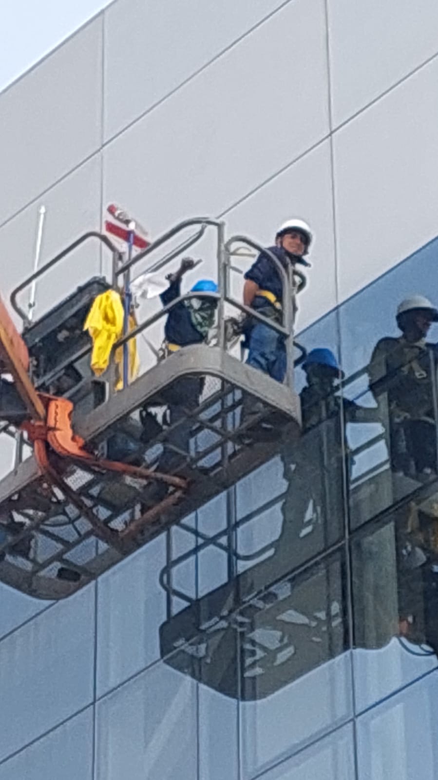 Empresa de aseo que limpia vidrios en exteriores