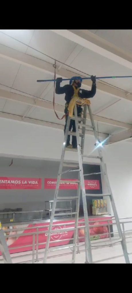 Limpieza de techos en bodegas en Bogotá